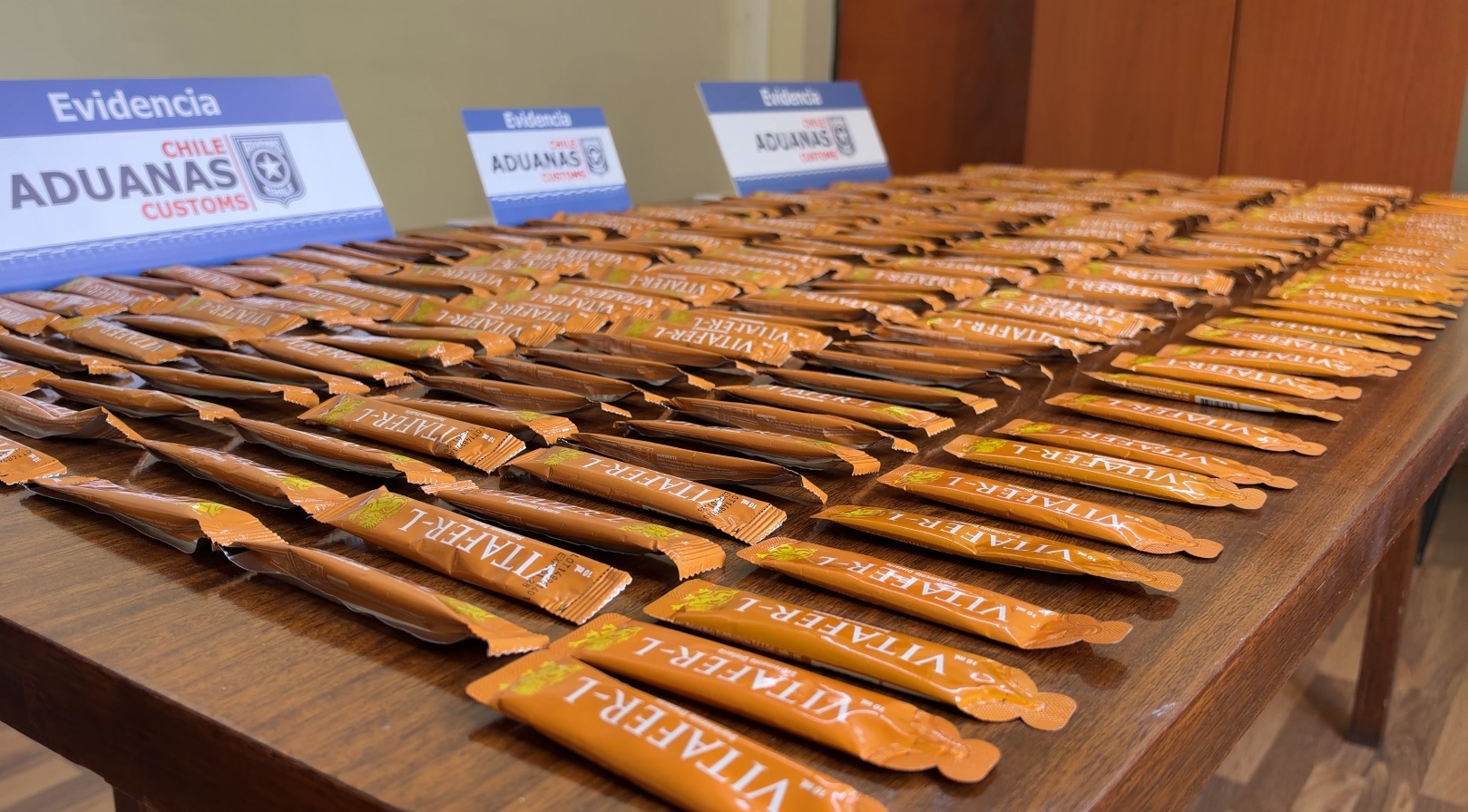 Incautan potenciador sexual falsificado y más de 30 mil cajetillas de cigarrillos en control de aduanas de Antofagasta