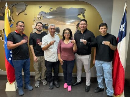 Entrega de documentos a chilenos en el consulado de Puerto Ordaz, Venezuela/Cancillería