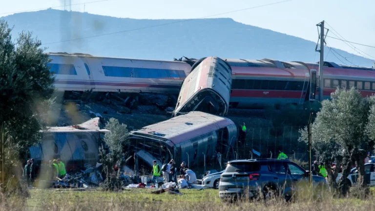 España: Al menos 30 personas murieron tras choque de dos trenes de alta velocidad en Toledo