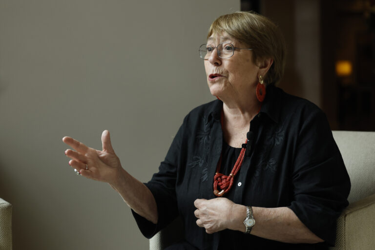 Michelle Bachelet: “Es muy solitario muchas veces el rol de una mujer política”
