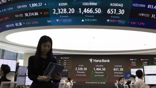 Bolsas asiáticas se tiñen de rojo y se hunden hasta 7,5% arrastradas por el temor a una burbuja de IA en la peor jornada bursátil en meses