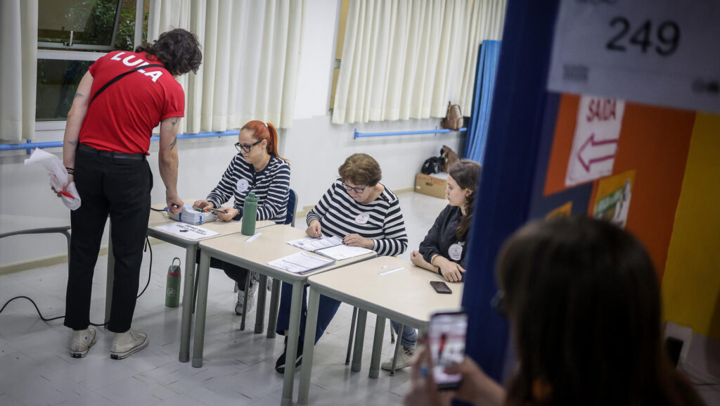 Juez del Supremo de Brasil acota prórroga de la votación: Solo aplica a las mesas que no habían cerrado