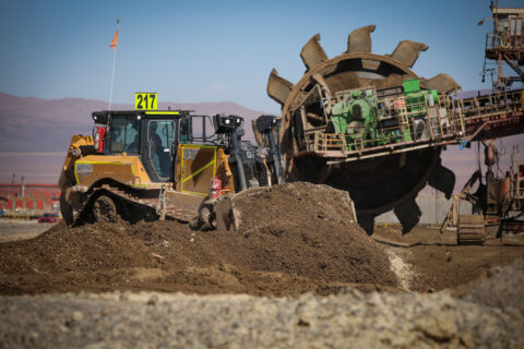 Nueva tragedia en Minería: Sernageomin investiga muerte de trabajador tras caída de bulldozer en faena de Taltal