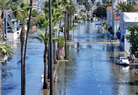 El agua de mar inunda parte de la península de Balboa en Newport Beach, California, el 9 de octubre. Jeff Gritchen/MediaNews Group/Orange County Register/Getty Images