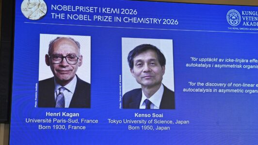 Henri Kagan y Kenso Soai reciben el Premio Nobel de Química 2026 por descifrar el misterio de las moléculas espejo