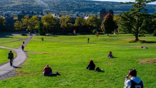 La Universidad de Cornell anuncia la suspensión de las fiestas de fraternidades el resto del año académico