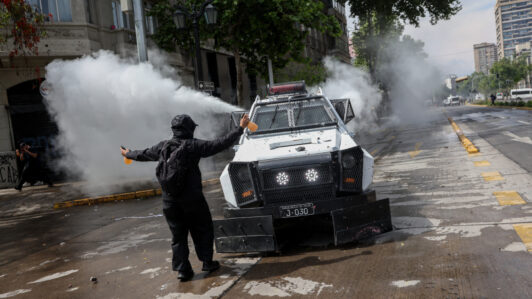 Ataques con bombas molotov y 29 arrestos marcaron la conmemoración del estallido social en la Alameda