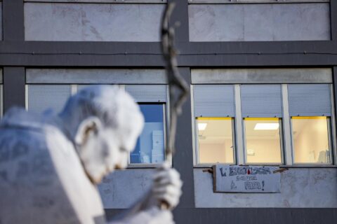Vista del Hospital Universitario Agostino Gemelli, donde el papa León XIV se encuentra ingresado en Roma, Italia, este miércoles. EFE/EPA/FABIO FRUSTACI