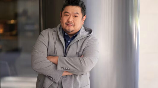 Murió Eric Bauza, actor de doblaje que dio voz a Bugs Bunny, el Pato Lucas y otros personajes de Looney Tunes