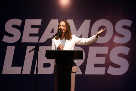 La líder opositora María Corina Machado habla en una rueda de prensa en la Universidad Católica Andrés Bello este jueves, en Caracas (Venezuela). EFE/Miguel Gutiérrez