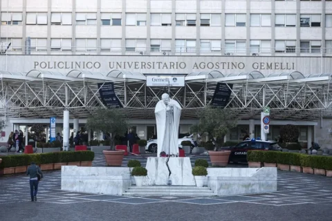 Vista de la estatua de San Juan Pablo II en la entrada del Hospital Universitario Agostino Gemelli en Roma.EFE/EPA/Angelo Carconi
