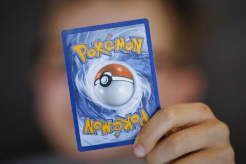 Detienen a sujeto acusado de estafar a vendedores de cartas Pokémon por más de $3 millones