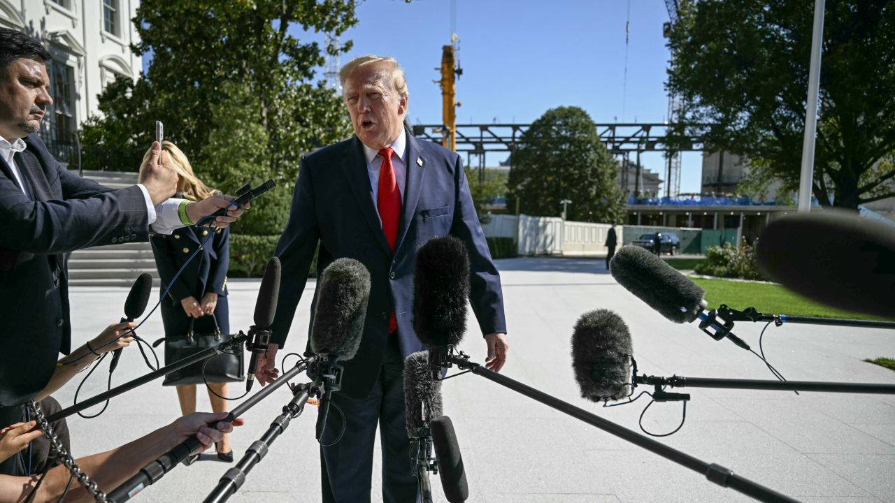 Aprobación de Trump cae a un nuevo mínimo de 33% a 2 semanas de las elecciones de medio mandato