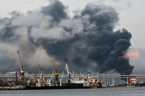 Ucrania desafía a Trump con uno de sus mayores ataques con drones contra Rusia y golpea una terminal petrolera en San Petersburgo
