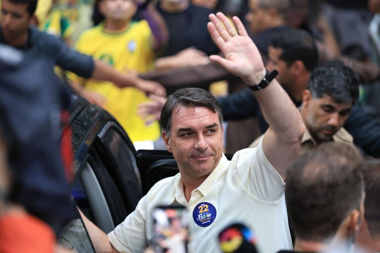 Migraciones confirma huida de Flávio Bolsonaro desde Argentina hacia Ecuador