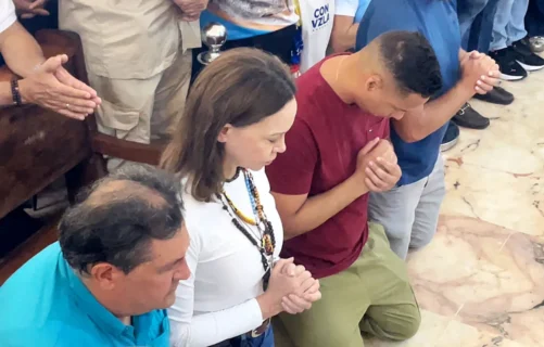 Una captura de pantalla de un video de la AFP muestra a la líder opositora venezolana María Corina Machado asistiendo a un servicio religioso en la iglesia de Santa Rosa, en Barquisimeto, Venezuela, el 25 de octubre de 2026. RAMON VELIZ/AFP/AFP via Getty Images