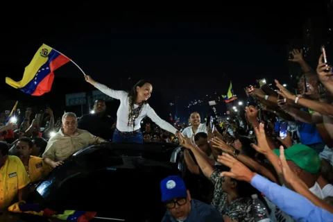 La líder opositora María Corina Machado saluda a la multitud reunida en torno a su vehículo, entre simpatizantes y banderas nacionales, el 25 de octubre de 2026 en Caracas, Venezuela. Jesus Vargas/Getty Images South America/Getty Images