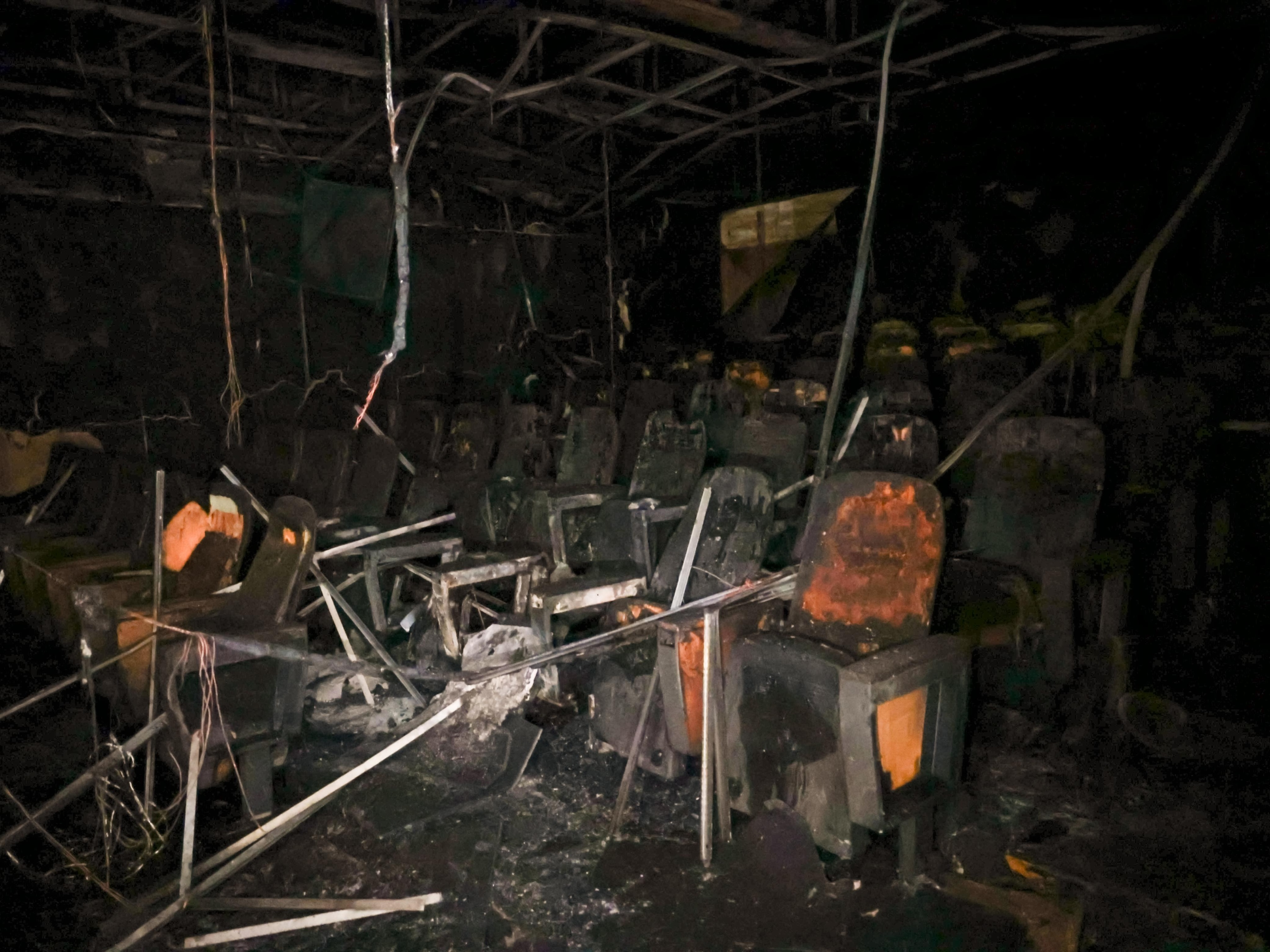 "Se quemó por completo" y "es imposible describir la pena y frustración": Alcalde Vodanovic tras incendio en Teatro Municipal de Maipú en remodelación