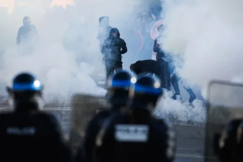 Agentes de policía se encuentran frente a los manifestantes en medio de gases lacrimógenos mientras los manifestantes llevan a cabo un bloqueo cerca del instituto Kerichen en Brest, al oeste de Francia, el 2 de octubre. Fred Tanneau/AFP/Getty Images