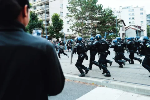 Un adolescente graba con su teléfono móvil cómo la policía carga contra los manifestantes para dispersarlos el 1 de octubre durante el bloqueo de la escuela secundaria Mounier en Grenoble, Francia. Benoit Pavan/Hans Lucas/AFP/Getty Images