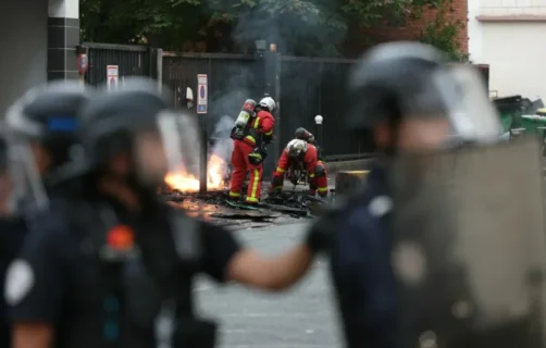 Los bomberos extinguen un incendio en la entrada del instituto Leonard de Vinci tras un bloqueo protagonizado por estudiantes que protestaban, en París, el 2 de octubre de 2026. Thomas Samson/AFP/Getty Images