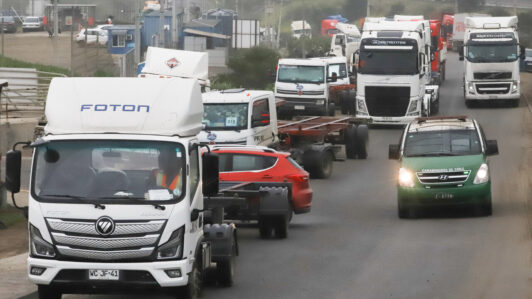 Paro de camioneros en San Antonio no tiene fecha de término y gremio nacional pide al Gobierno y a las empresas “negociar de verdad”