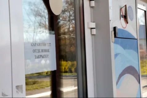 Se ve una nota impresa en la que se lee "¡¡¡Cuarentena!!!!! ¡La sala está cerrada!" se ve pegada en la puerta de un hospital de enfermedades infecciosas de la localidad de Shelekhov, donde falleció una empleada del Instituto de Investigación Antipeste de Irkutsk, en la región de Irkutsk, el 7 de octubre de 2026.