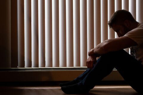 Estudio de la ACHS y la UC revela alza en síntomas de depresión, ansiedad e insomnio: Experta analisa las causas detrás de este incremento