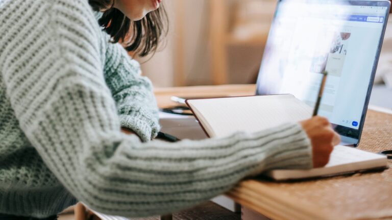 Concurso invita a escribir sobre salud mental a través de cuentos de ficción: ¿Hasta cuándo se puede participar?