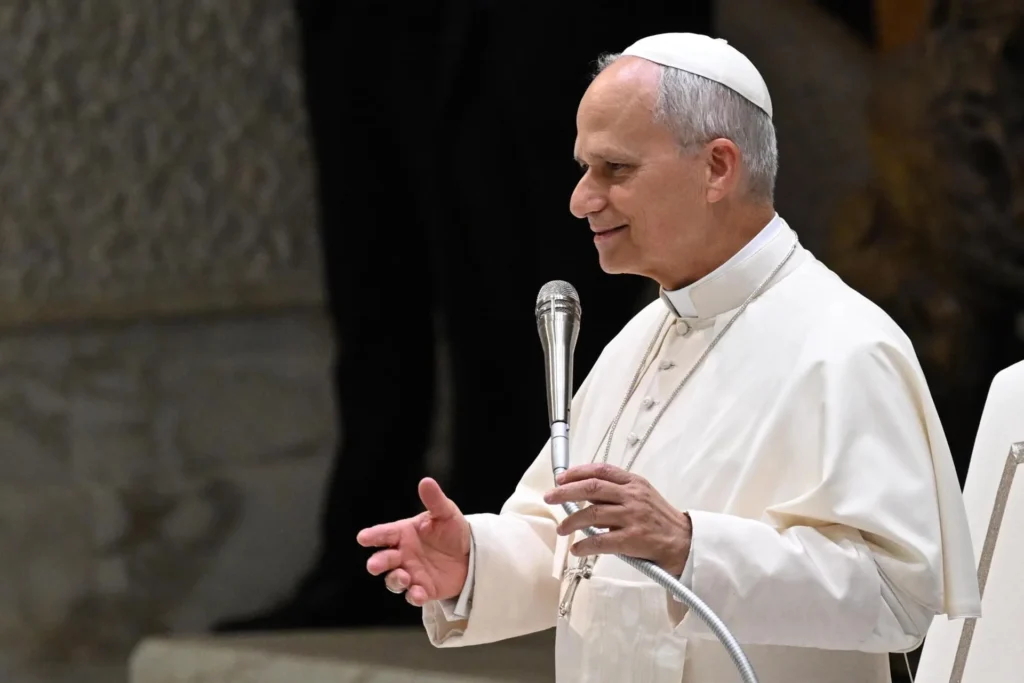 León XIV deja el hospital tras cinco días y retomará el ángelus desde el Vaticano