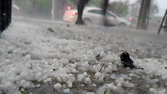 Senapred declara alerta roja para la Región Metropolitana por caída de granizos y tormenta eléctrica