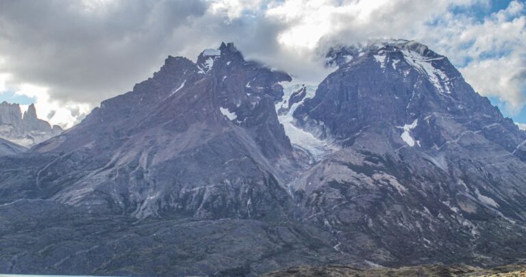 Turistas españoles son expulsados de Torres del Paine tras ser sorprendidos fumando