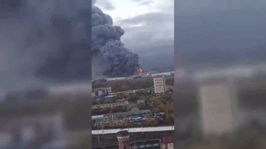 Se observa humo tras un ataque con drones ucranianos contra un almacén de Ozon en San Petersburgo, Rusia, el 18 de octubre. Telegram / ExileNova+