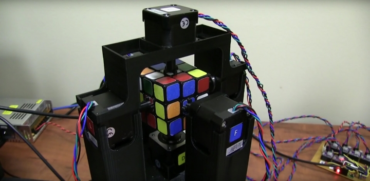 El impresionante robot creado para resolver cubos Rubik en ...