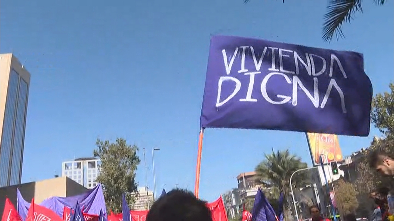 Organizaciones sociales realizaron marcha por el derecho a la vivienda en Santiago