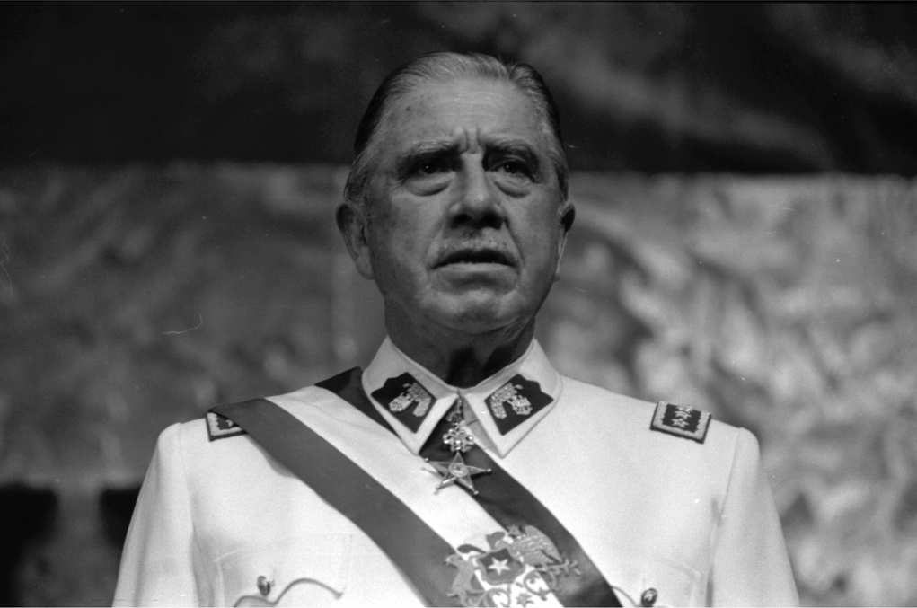 Pinochet_en_Historia_Política_BCN.jpg