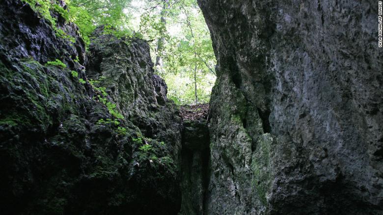 En esta cueva, en Polonia, se hallaron los restos del niño neandertal junto a otros huesos de animales.