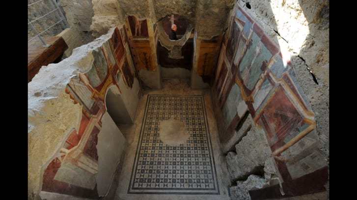 Frescos en el Criptoporticus Domus en el sitio de patrimonio de la ONU de Pompeya