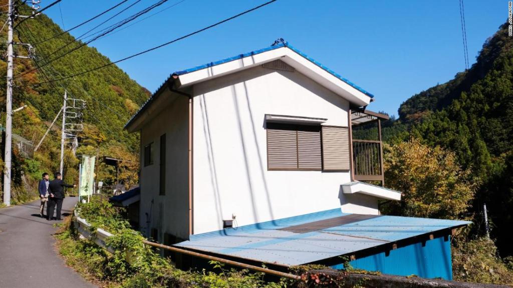 Es común ver casas vacías en las áreas rurales de Japón mientras la población disminuye y muchos jóvenes van a la ciudad.