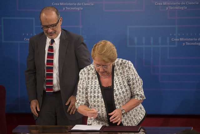 Foto: Bachelet firmando el proyecto de ley que creó el Ministerio de Ciencia y Tecnología