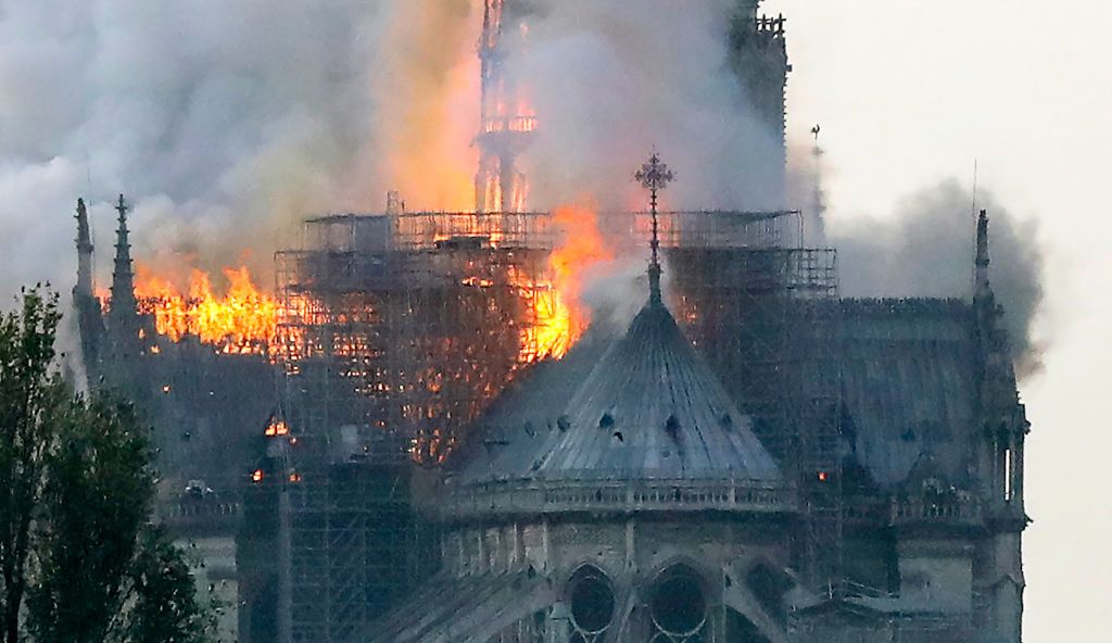 Las llamas se elevan durante un incendio en la histórica catedral de Notre-Dame en el centro de París el 15 de abril de 2019. Crédito FRANCOIS GUILLOT / AFP / Getty Images