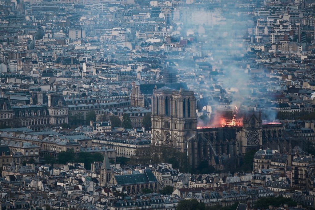 Llamas y humo se elevan de la catedral de Notre Dame. (PHILIPPE LOPEZ/AFP/Getty Images)