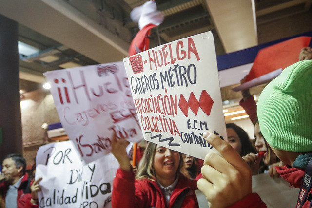 Más de 400 cajeros de Metro de Santiago inician huelga: Denuncian “turnos  explotadores”