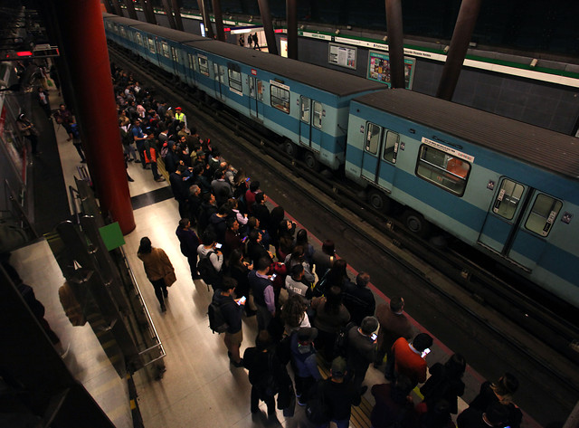Estudiantes evadieron en masa pasajes del Metro en protesta por alza de  tarifas: Cinco estaciones tuvieron que ser cerradas