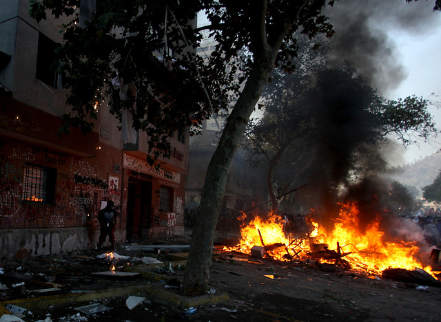 Saqueos, incendios y enfrentamientos: Violencia en Santiago fue parte de una jornada marcada por paro nacional - CNN Chile