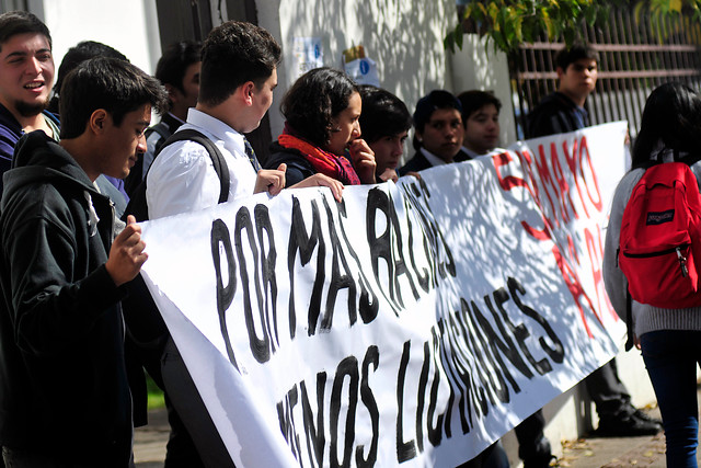 Estudiantes secundarios exigen ser considerados en consulta municipal por nueva Constitución - CNN Chile