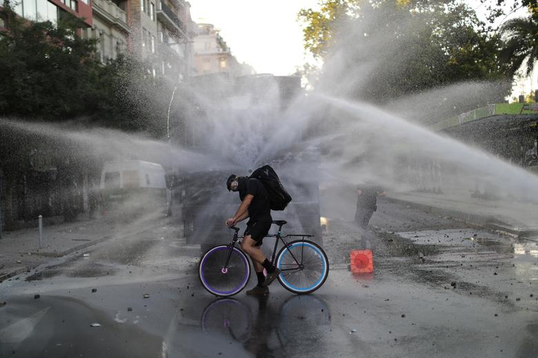 Reuters destaca las mejores fotos tras 50 días de movilizaciones en Chile