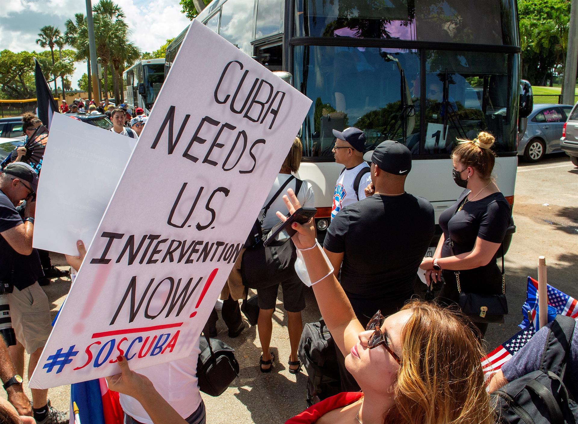 Cubanos en EE.UU. se dirigen en caravana a Washington Piden