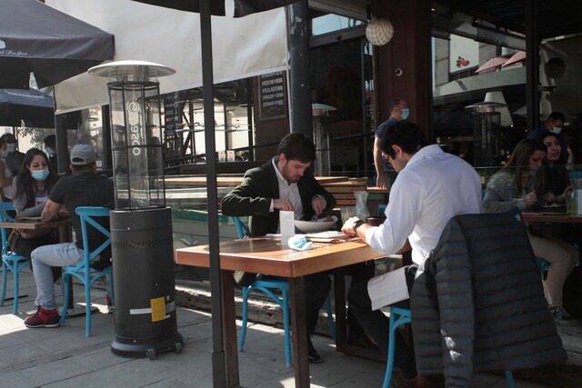 Restaurantes podrán atender en espacios cerrados: El detalle de aforos para el comercio del ...
