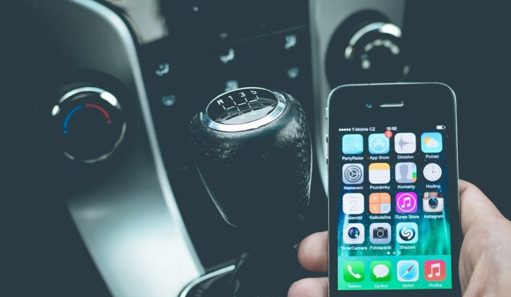 Comenzó a regir la Ley No Chat: Así aumentan las multas para quienes usan  el celular mientras conducen